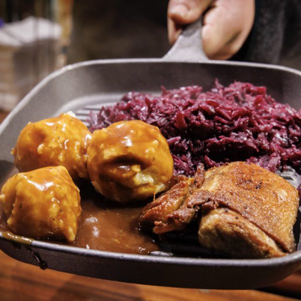 Das wohl typischste Weihnachtsessen: Gans, Klöße und Rotkohl – gibt es auch auf dem Weihnachtsmarkt Hannover