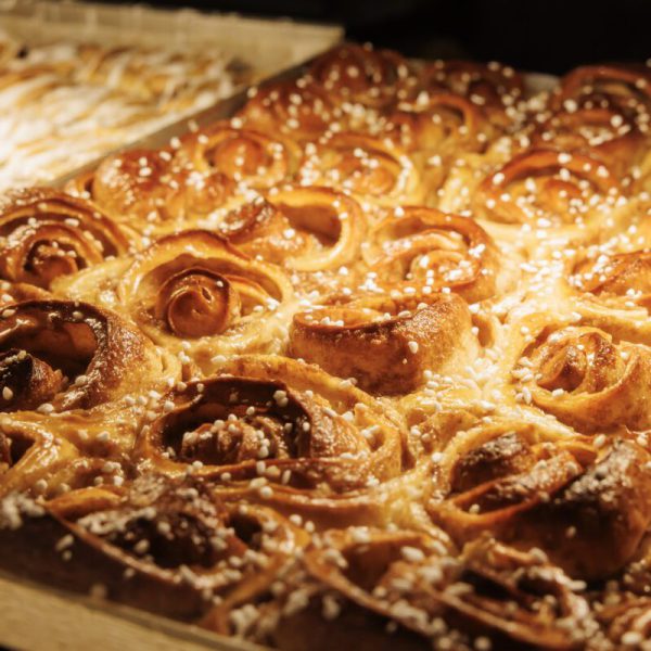 Frisch gebackene Zimtschnecken auf dem Weihnachtsmarkt Hannover